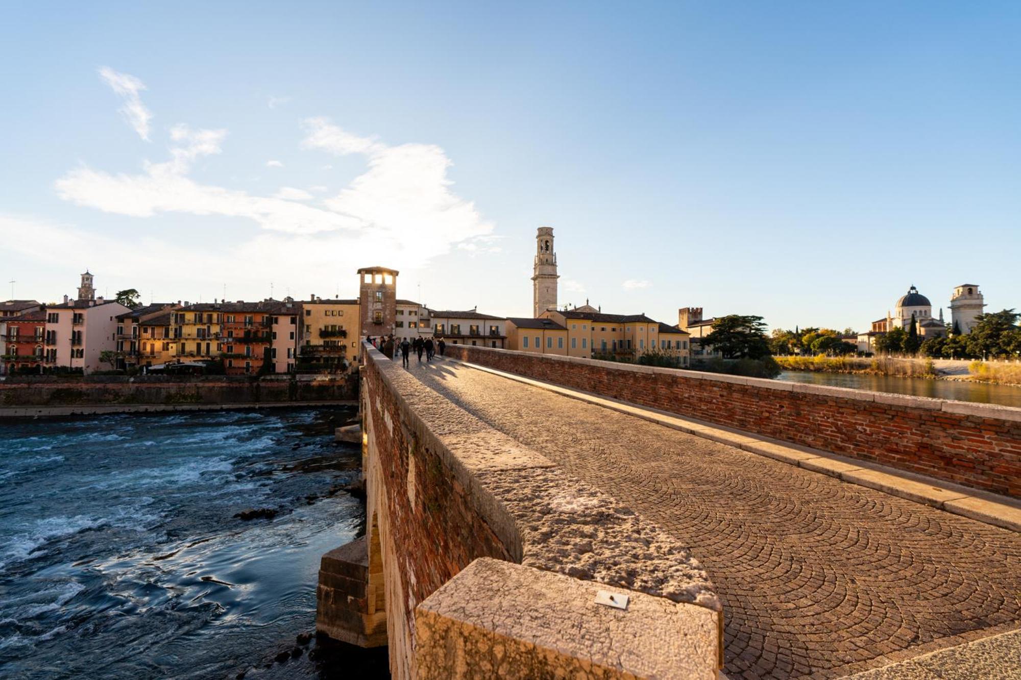 La Finestra Sul Ponte By Postcardsfrom Bed & Breakfast Verona Ngoại thất bức ảnh