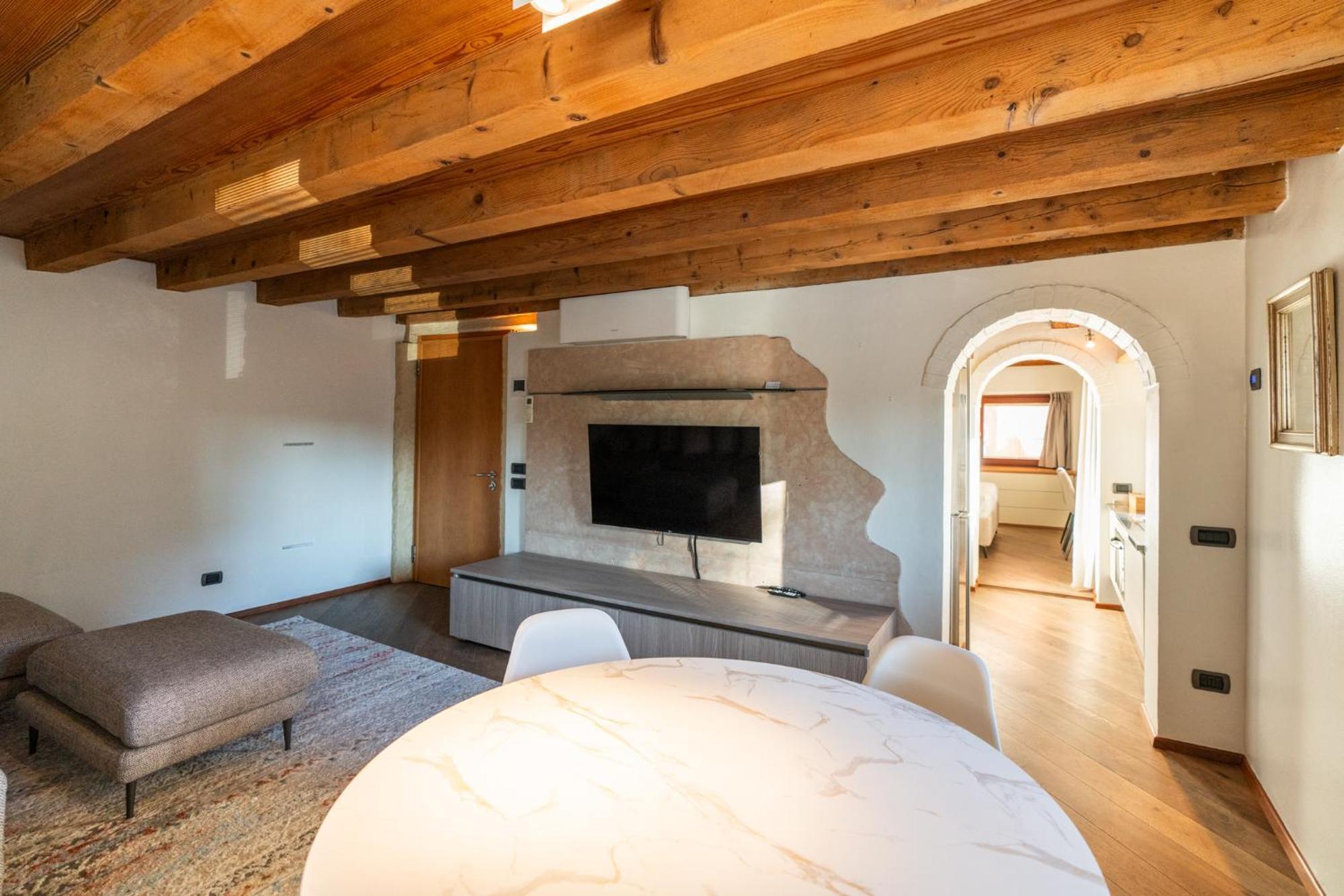 La Finestra Sul Ponte By Postcardsfrom Bed & Breakfast Verona Ngoại thất bức ảnh