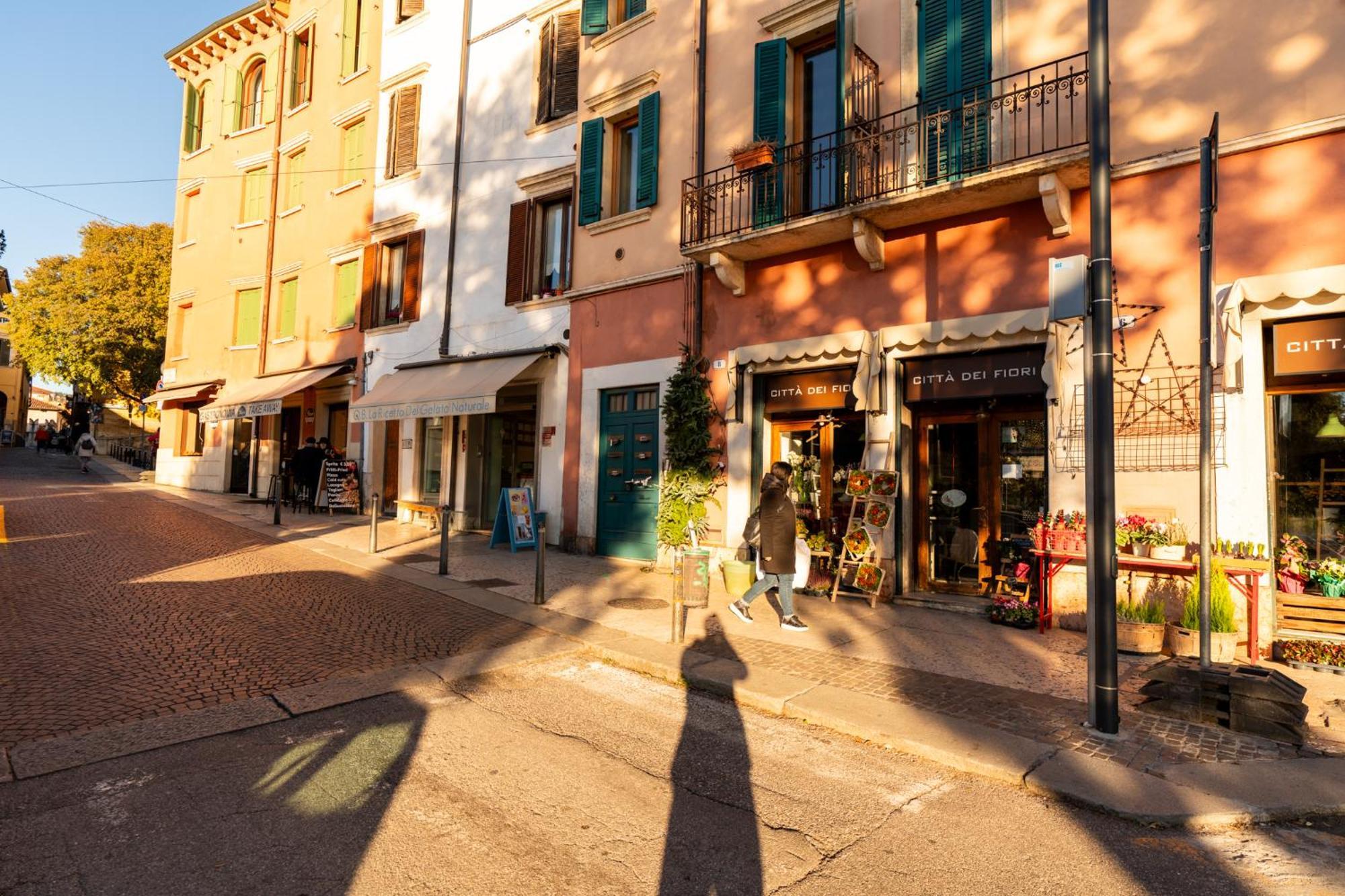La Finestra Sul Ponte By Postcardsfrom Bed & Breakfast Verona Ngoại thất bức ảnh