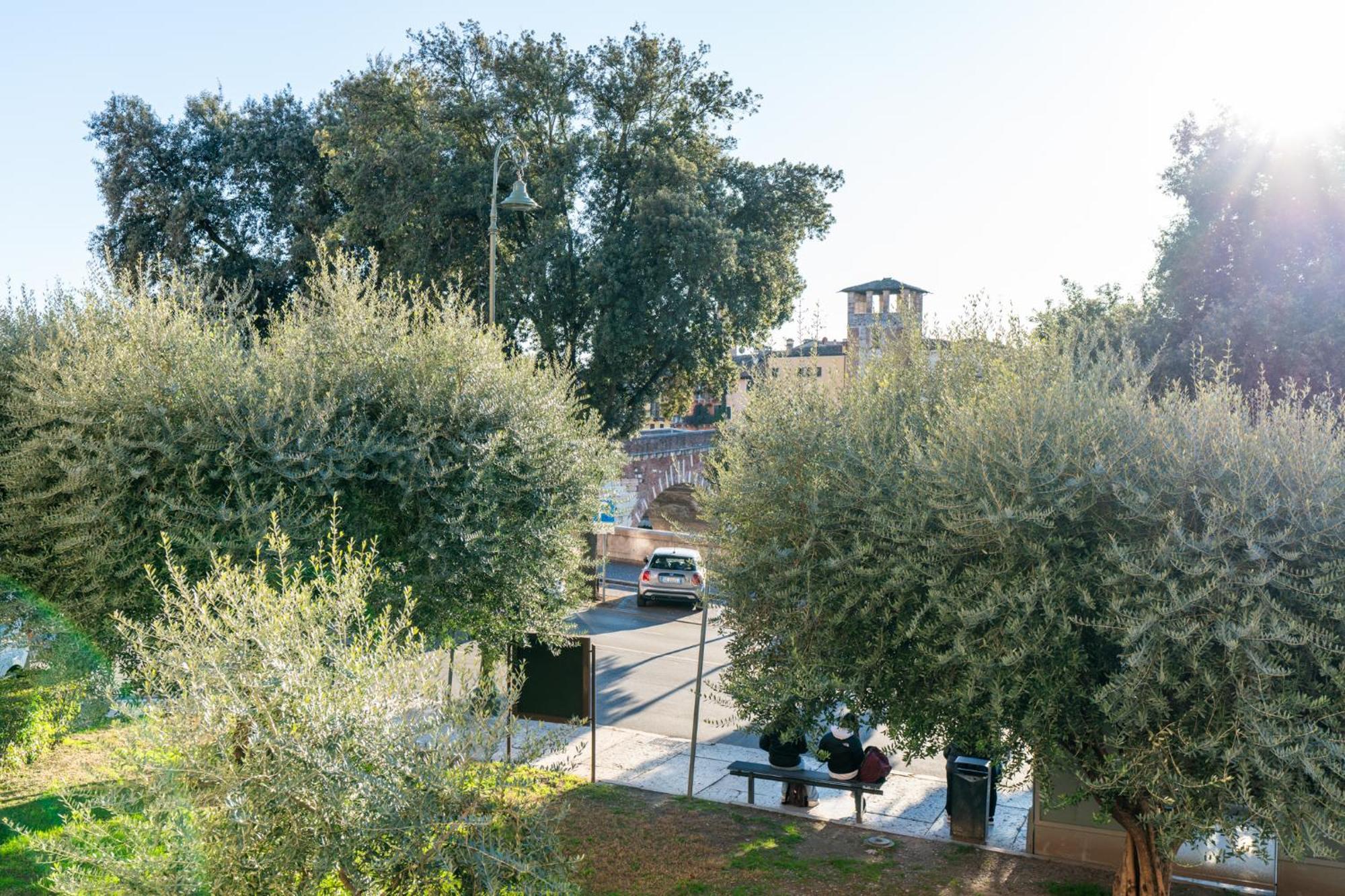 La Finestra Sul Ponte By Postcardsfrom Bed & Breakfast Verona Ngoại thất bức ảnh