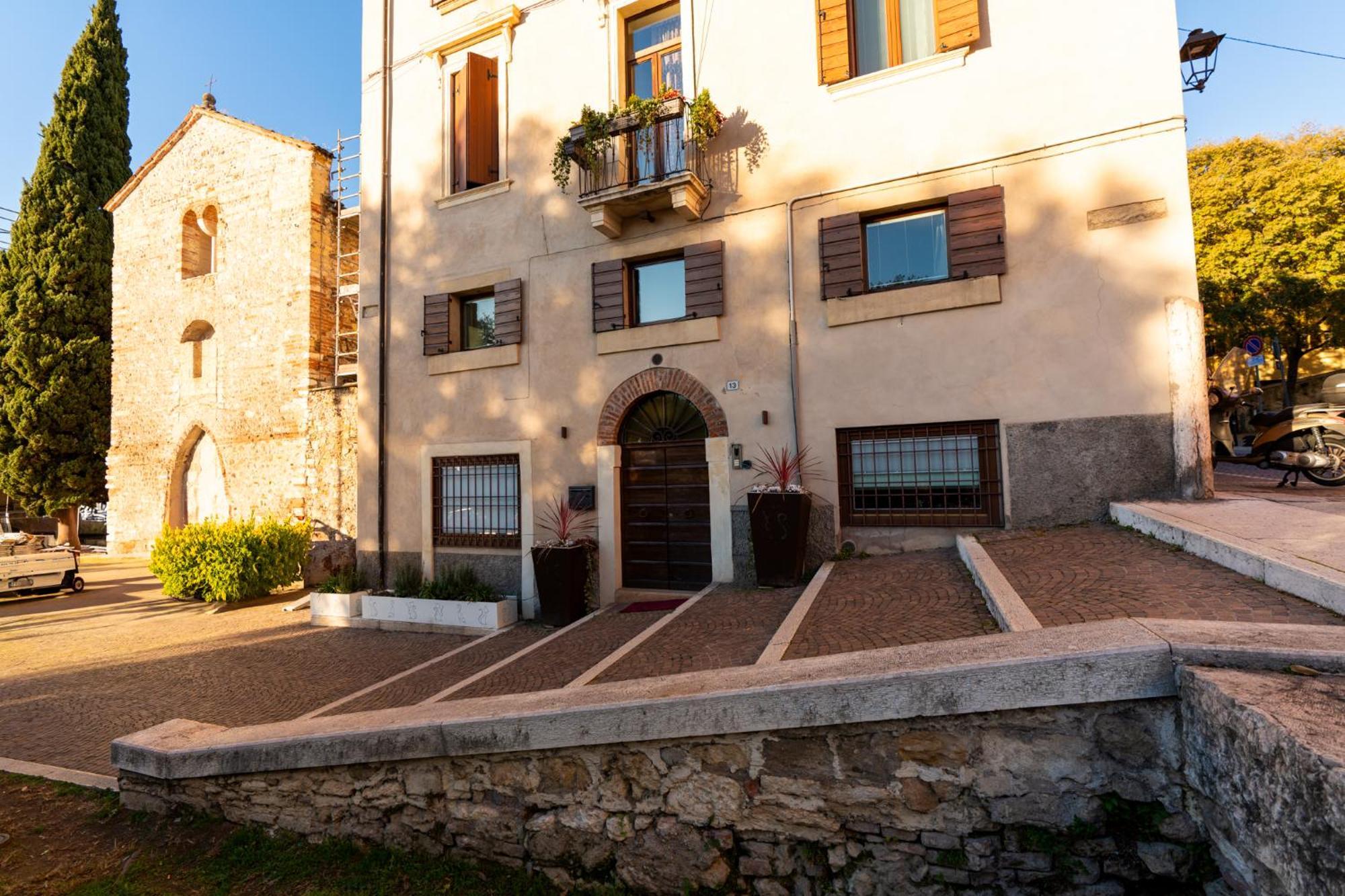La Finestra Sul Ponte By Postcardsfrom Bed & Breakfast Verona Ngoại thất bức ảnh