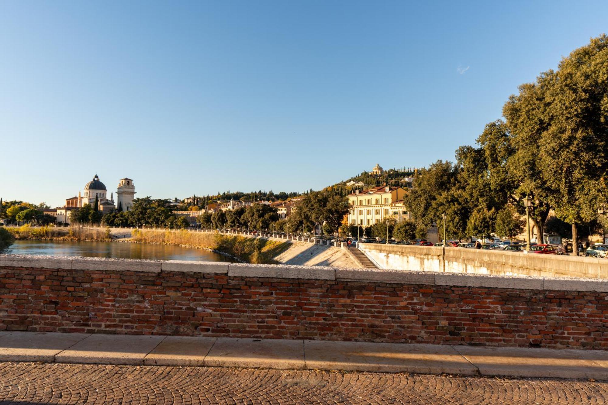 La Finestra Sul Ponte By Postcardsfrom Bed & Breakfast Verona Ngoại thất bức ảnh