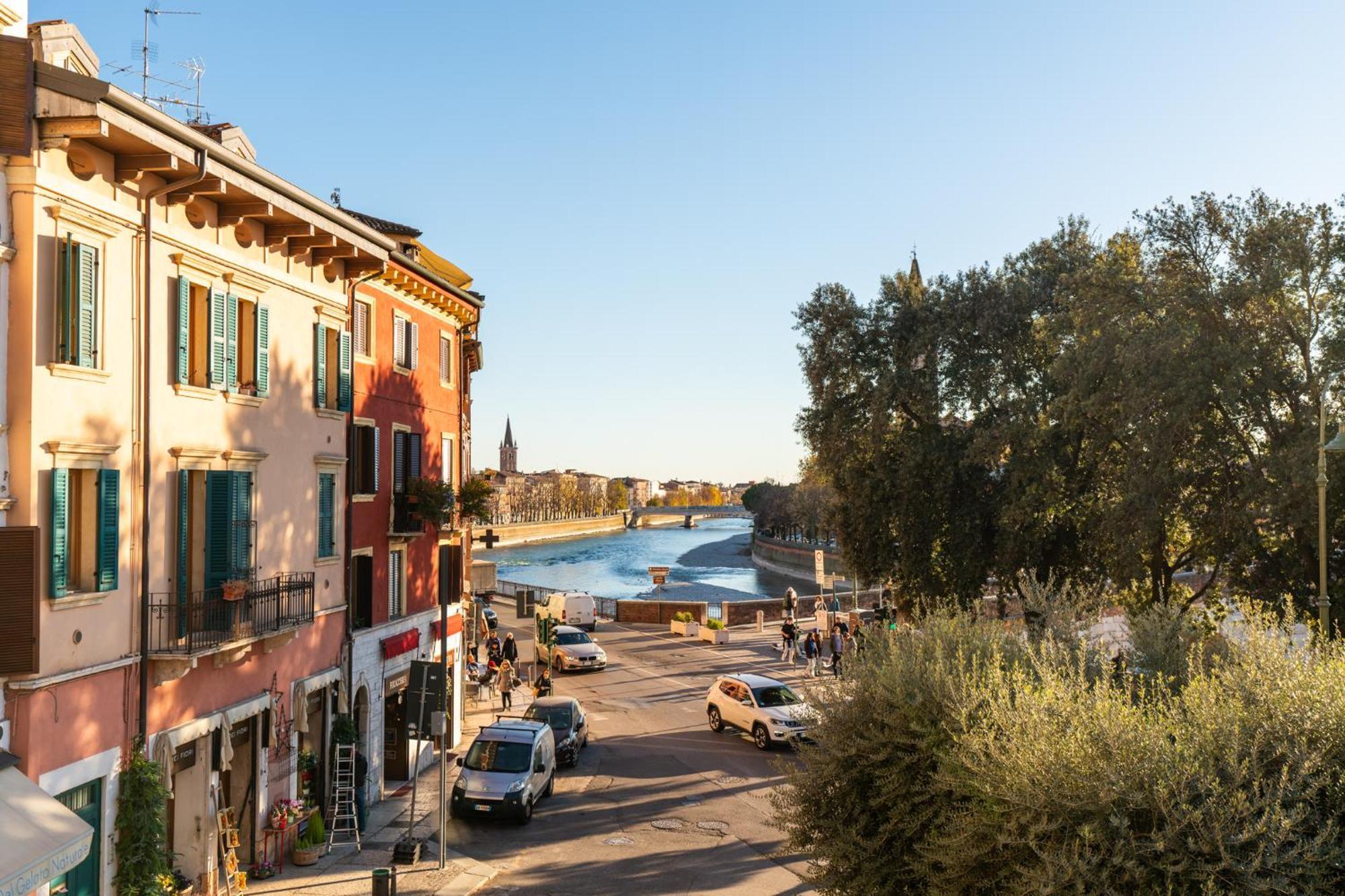 La Finestra Sul Ponte By Postcardsfrom Bed & Breakfast Verona Ngoại thất bức ảnh