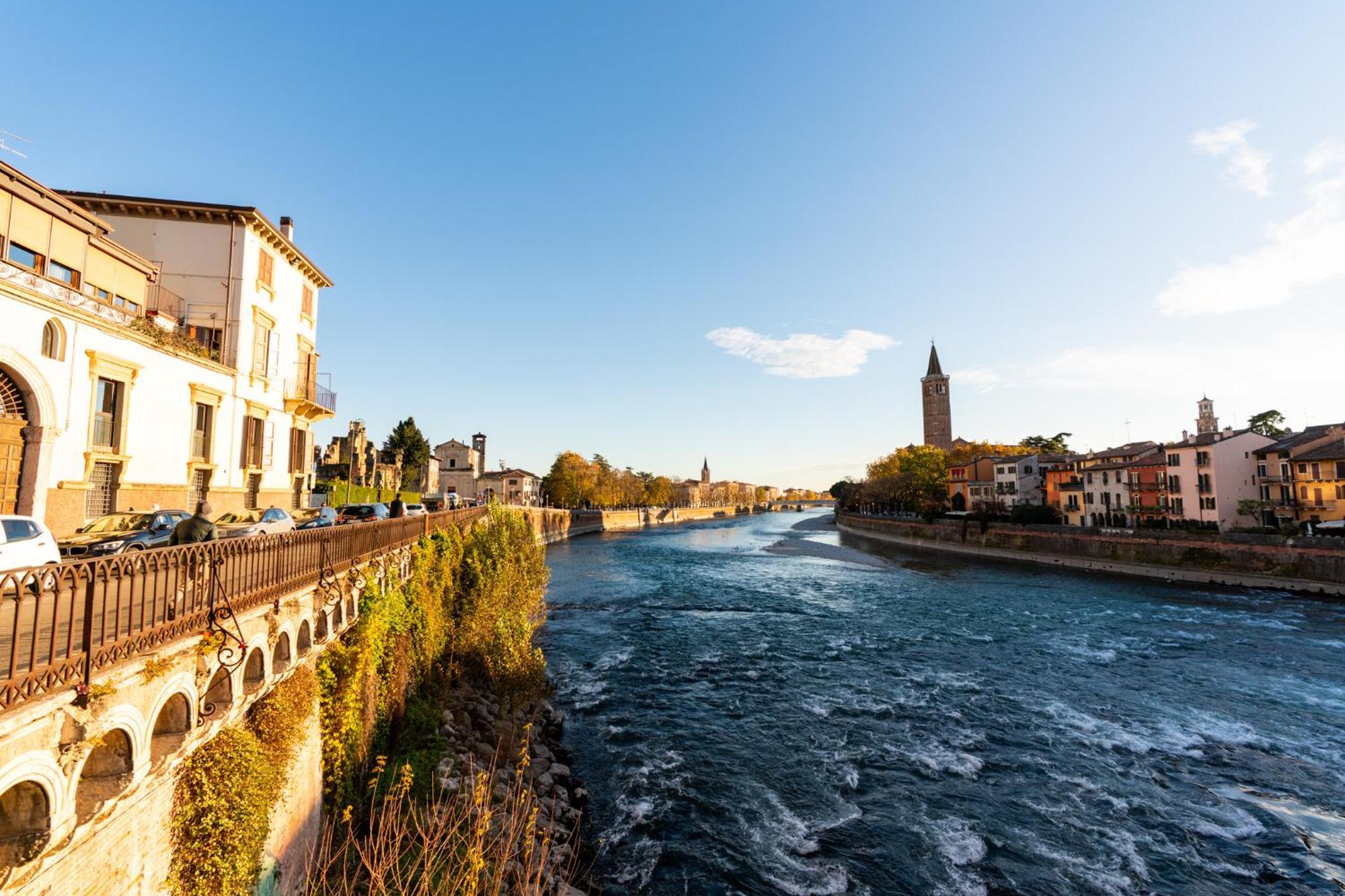 La Finestra Sul Ponte By Postcardsfrom Bed & Breakfast Verona Ngoại thất bức ảnh
