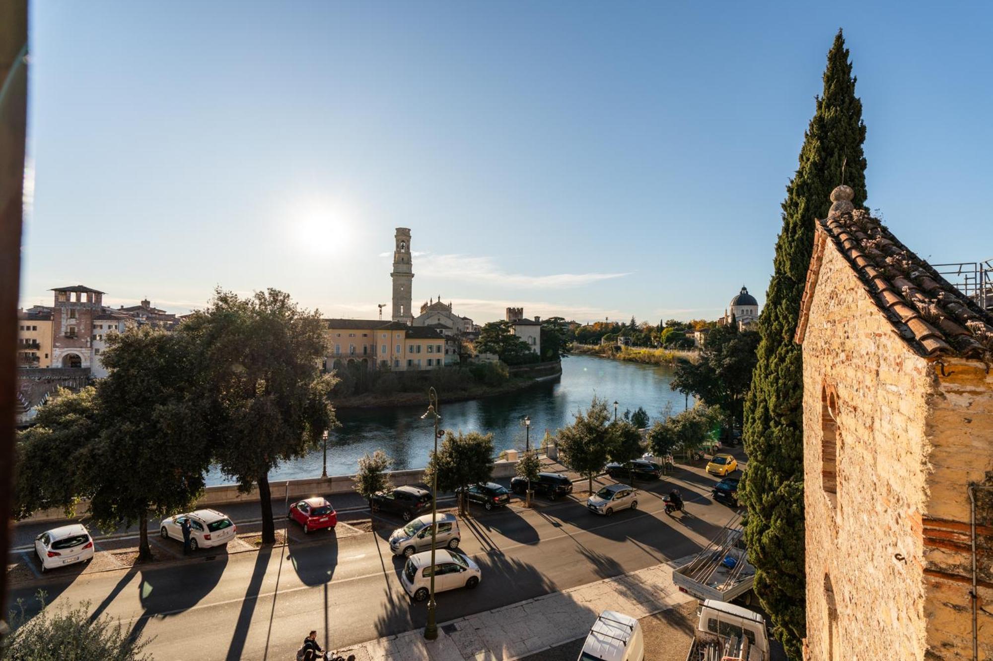 La Finestra Sul Ponte By Postcardsfrom Bed & Breakfast Verona Ngoại thất bức ảnh