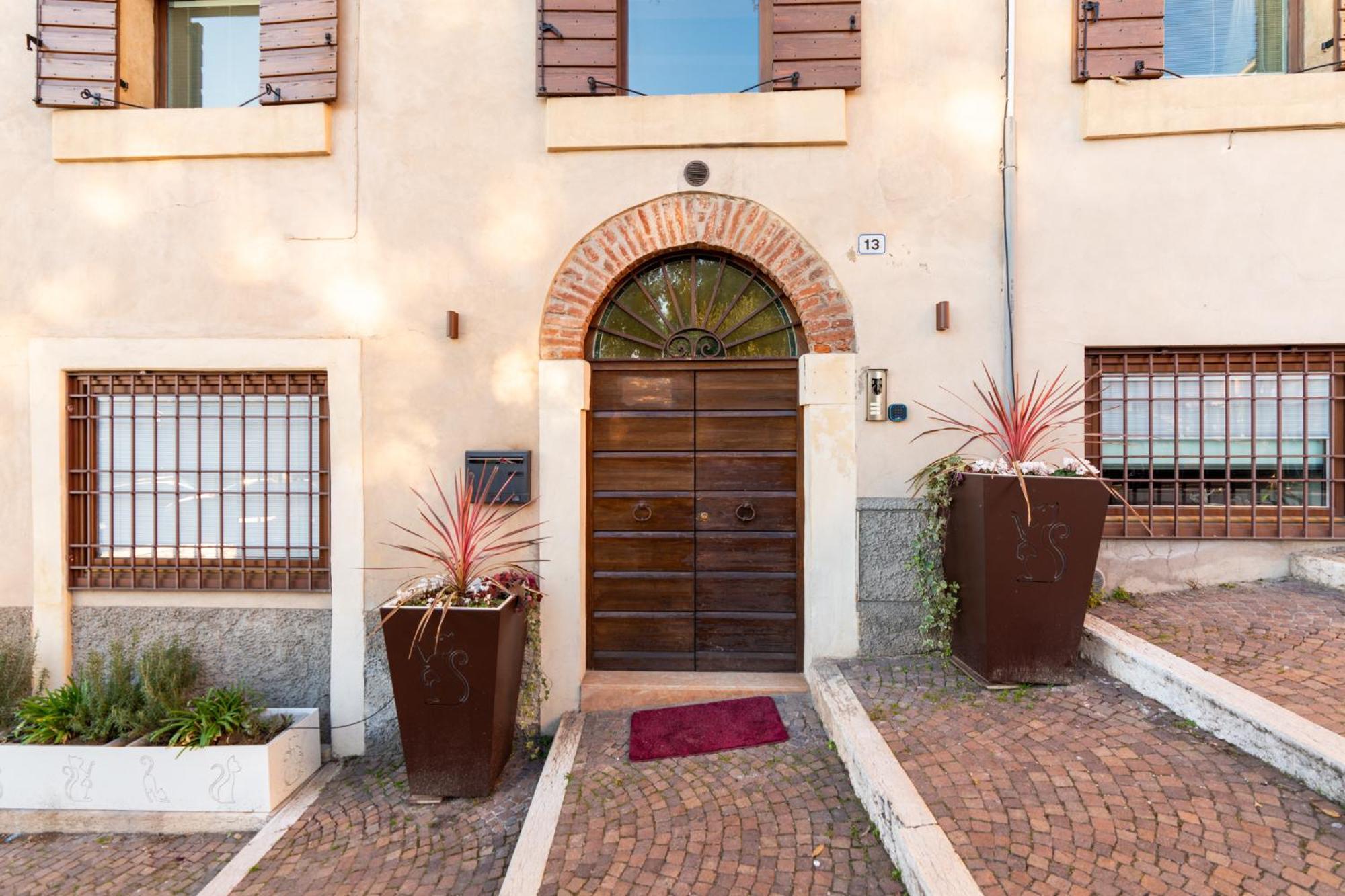 La Finestra Sul Ponte By Postcardsfrom Bed & Breakfast Verona Ngoại thất bức ảnh