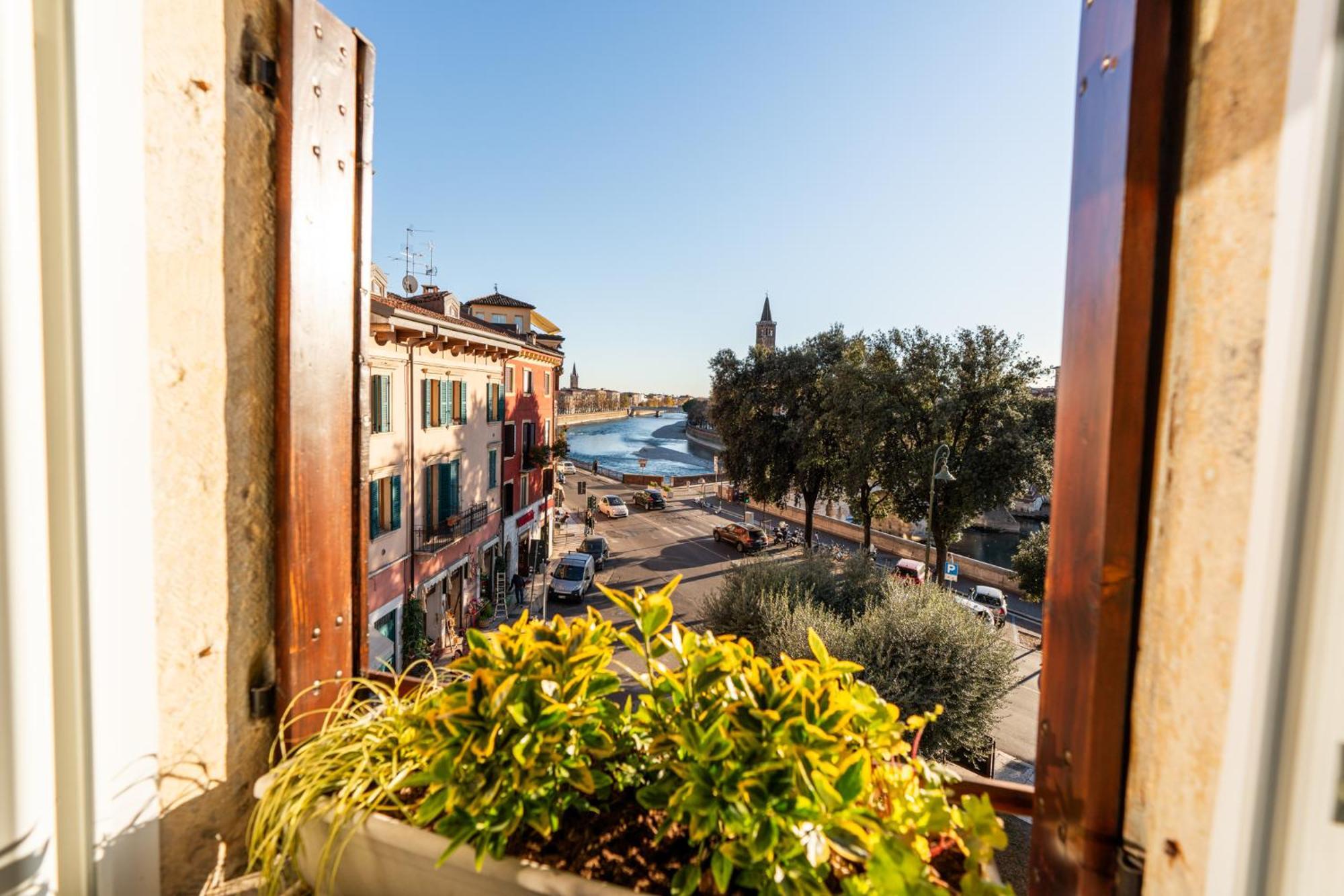 La Finestra Sul Ponte By Postcardsfrom Bed & Breakfast Verona Ngoại thất bức ảnh