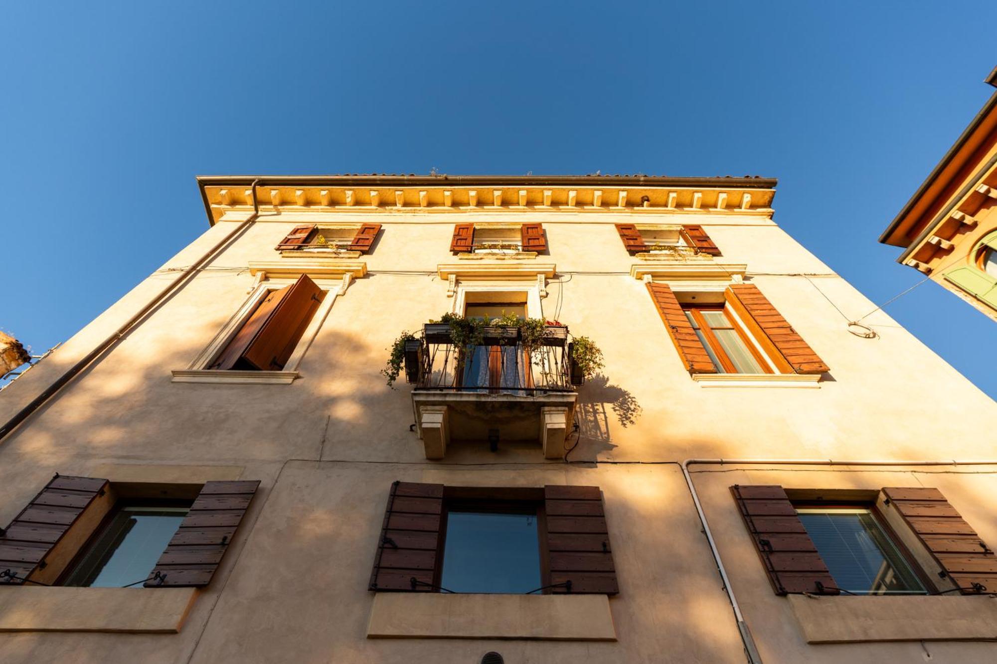 La Finestra Sul Ponte By Postcardsfrom Bed & Breakfast Verona Ngoại thất bức ảnh