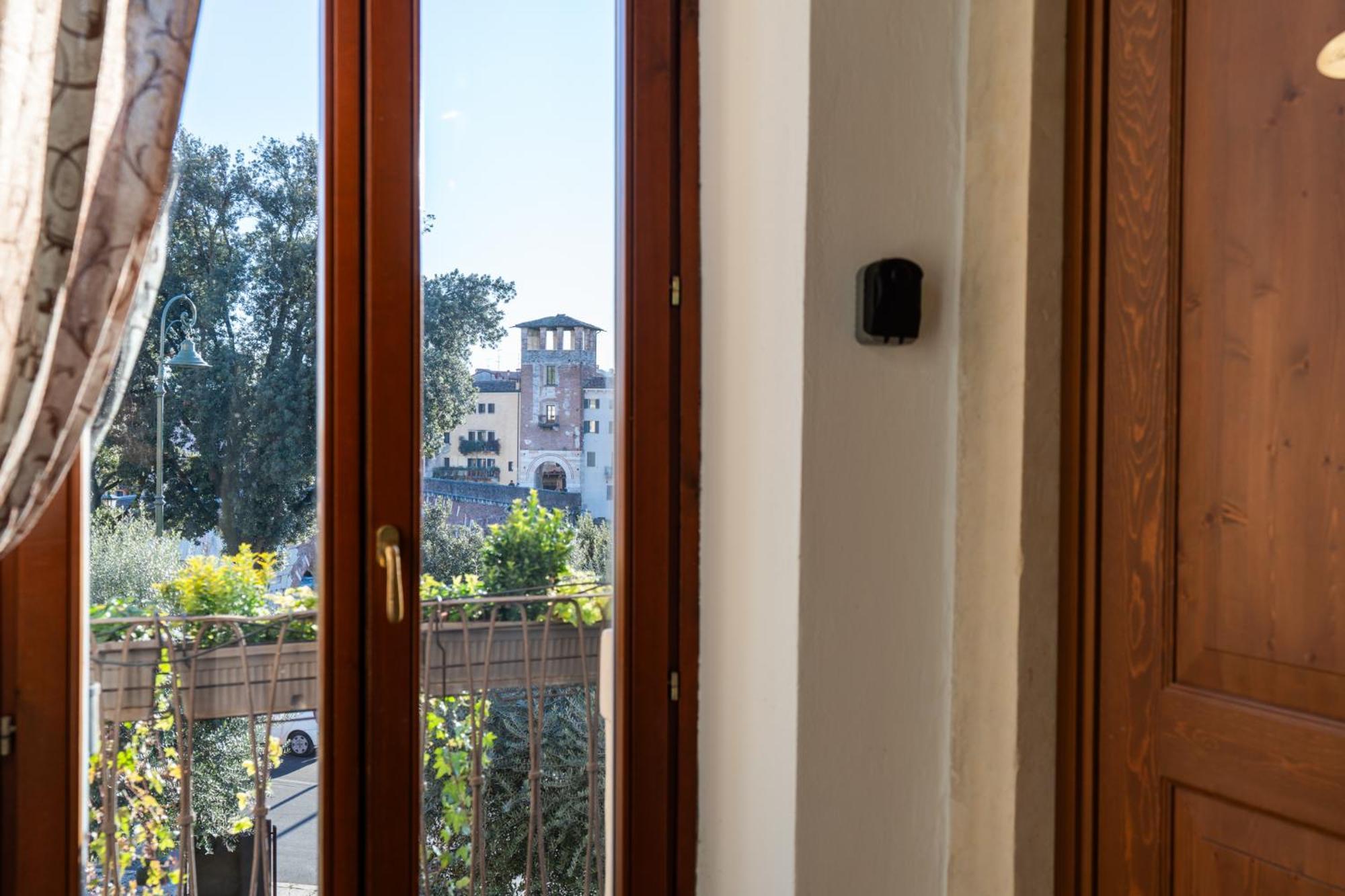 La Finestra Sul Ponte By Postcardsfrom Bed & Breakfast Verona Ngoại thất bức ảnh